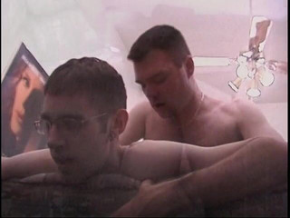 Gays Case: Mladý geeky hřebec roztahuje nohy doširoka, aby mu jeho přítel...