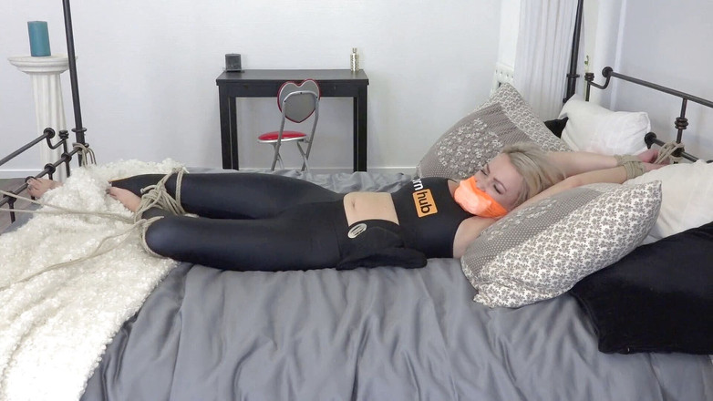 Restricting Ropes: Penny lee, pelacur rambut pirang diikat di ranjang