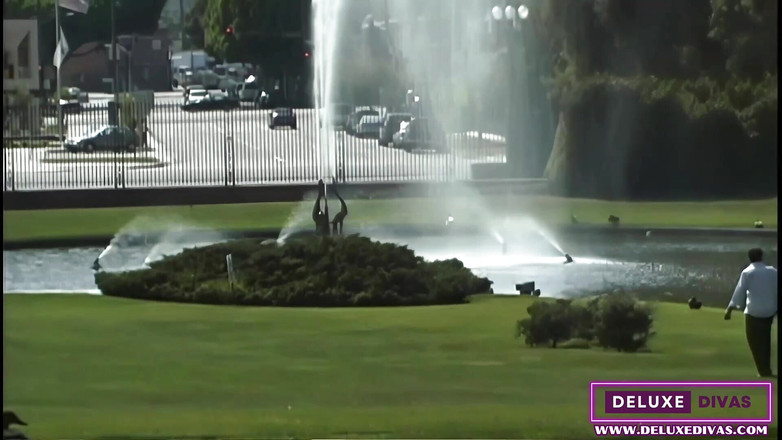 8TeenHub: Deluxedivas - 迪和克里斯蒂在跨人种3P中分享鸡巴