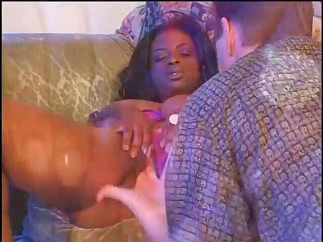 Hot and Wet: Duży tyłek murzynka ubrany na wysokich obcasach i bieliźnie dostaje...