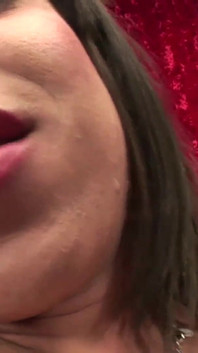 La trans con grandi tette Walleska Wisiley scopa analmente un uomo cattivo sul letto