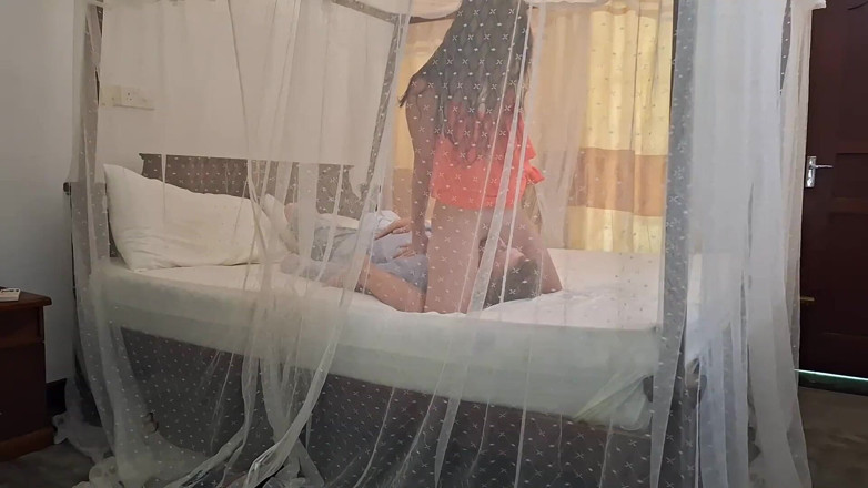 Karina_Doll: 最好的骑脸酒店工人，游客舔阴