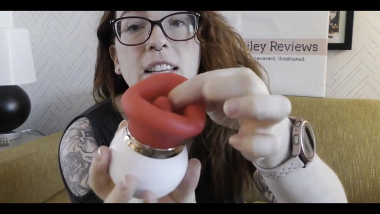 Lily O'Riley: NSFW 바이브레이터를 빠는 키스의 검토