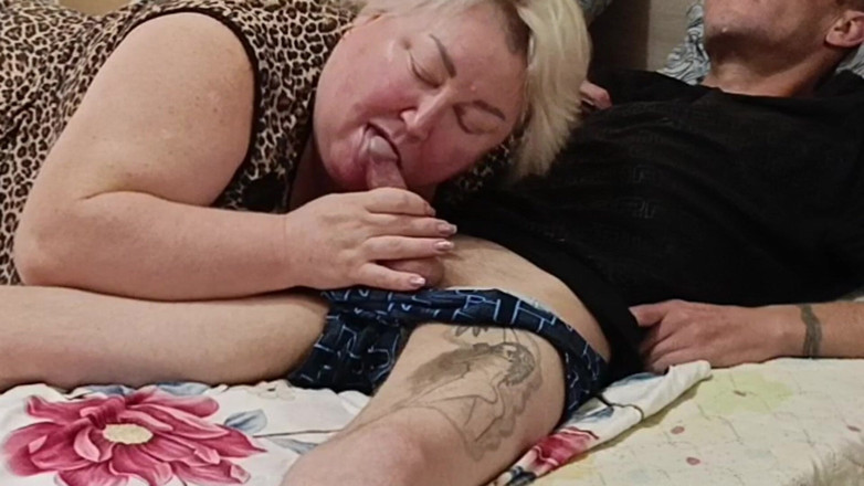 Zona901: Granne sväljer munfull av het tjock sperma