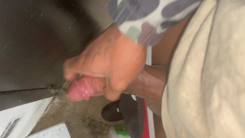 Tattedbbc22: Tattedbbc22, une grosse noire se masturbe