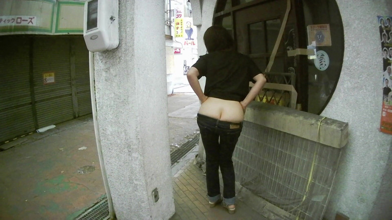 Mayumi Kanzaki: Người Nhật đi bộ với mông của cô ấy ngoài trời