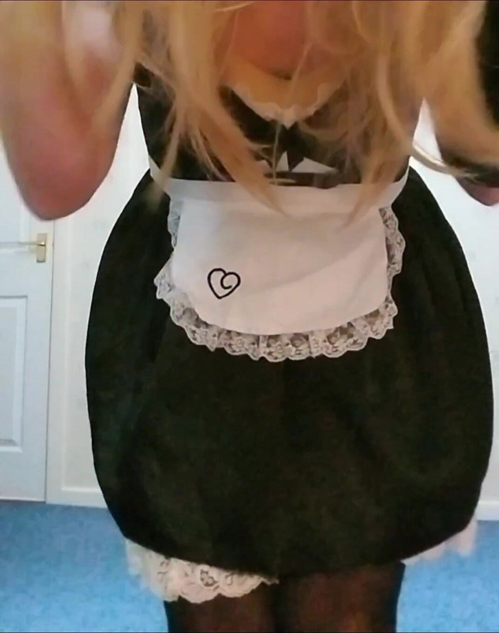 Cindy Belfast: Jilat pancutan mani pembantu rumah banci blonde saya