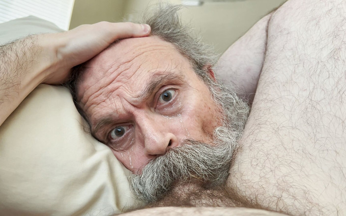 FuzzyBeardBoy: 老胡子吹箫者直接从他的阴户上承受巨大的负担