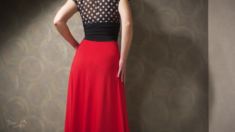 Teasecombo 4K: Горячая милфа в тугом платье соблазняет видимой линией трусиков