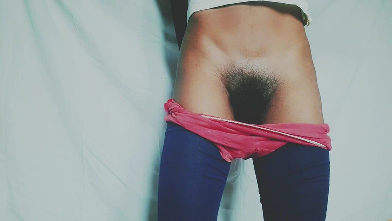 Cross Indian: 我偷偷尝试变装，我的继女看到并展示阴户。为什么？