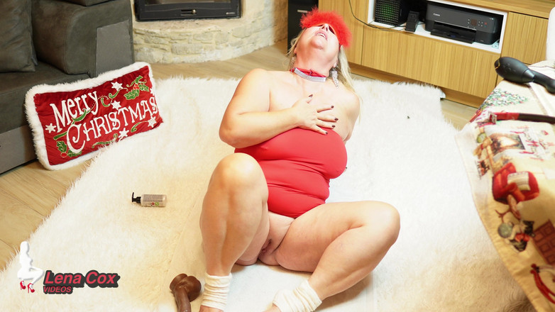 Lena Cox: Crăciun cu masturbare cu ejaculare pe podea
