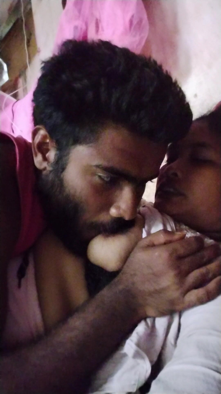 Mg3947731: Indická milfka s obrovskými prsy svléká sárí choli a šuká s...