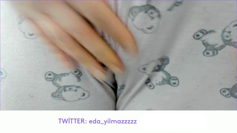 bigass_sexy_bigboobs: Frotando el coño con pijama - cameltoe