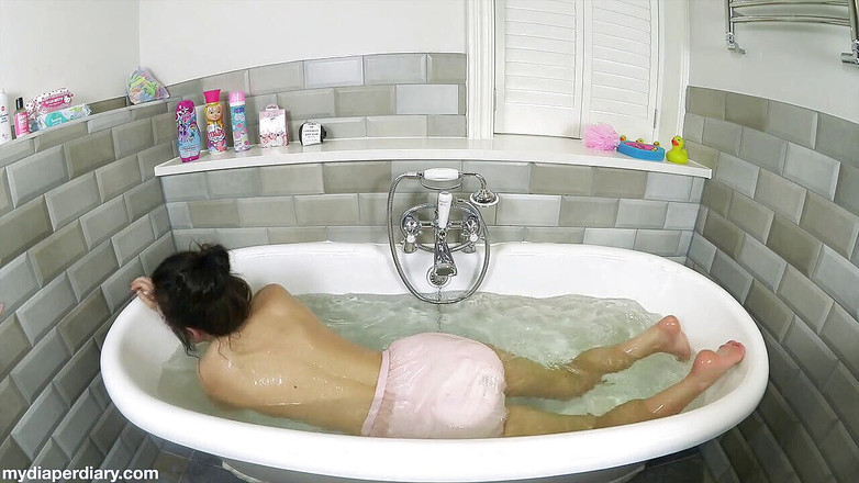 Faye Taylor: Pantalones de plástico en la bañera