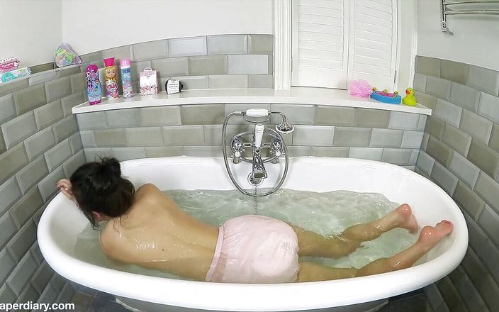 Faye Taylor: Plastic broek in de badkuip