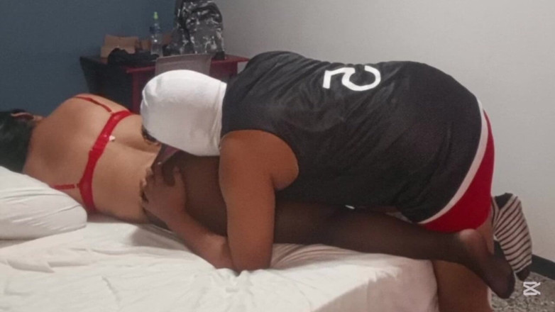 Skinnydanie21: Ibu tiri temanku setuju untuk datang ke rumahku pulang dari...