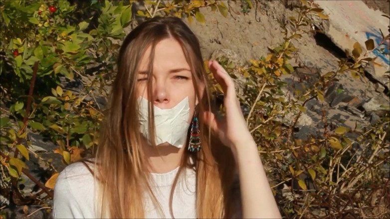 Selfgags classic: Gagged glamour model