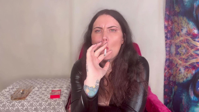 MissFFW: Міс дві жінки й чоловік насолоджуються кількома сигаретами в комбінезоні