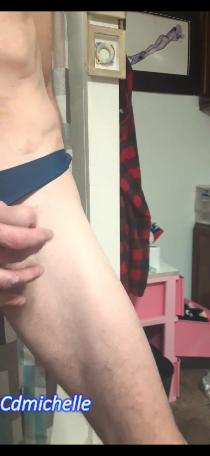 Crossdressers Cd Michelle wearing sexy lingerie: Crossdresser Michelle našel pár kalhotek nevlastní chůvy ležící na podlaze...