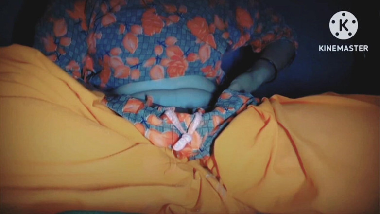TricolorMusic3: Ea s-a masturbat deasupra Salwar-ului ei, s-a dezbrăcat ca să-și...