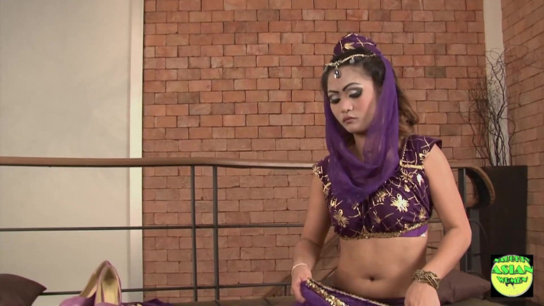 Naughty Asian Women: Indica è una vixen cosplay asiatica che viene sborrata su tutta...