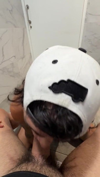 Sexy latina Twink je ošukaná na WC