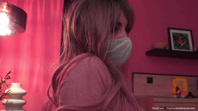 Karamelnayapussy: I'm playing PUBG, getting crempie, running out of my room.