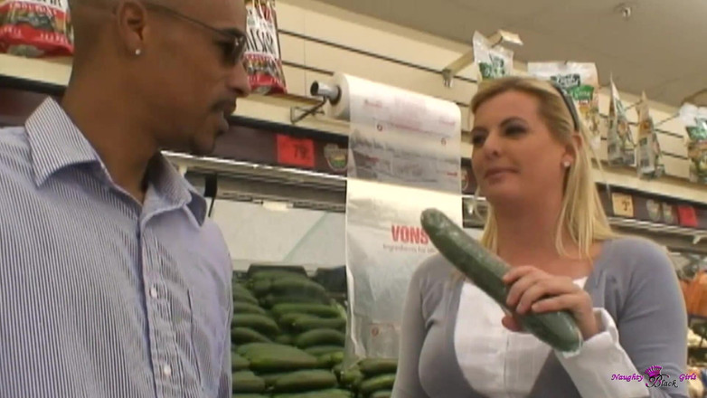 Naughty Black Girls: Puszczalska blondynka jest naprawdę dobra w deepthroating i hardcore fucking...