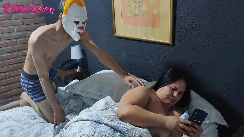 Riderqueen: Łóżko surporise big ass mama jest zerżnięta przez niespodziankę w...