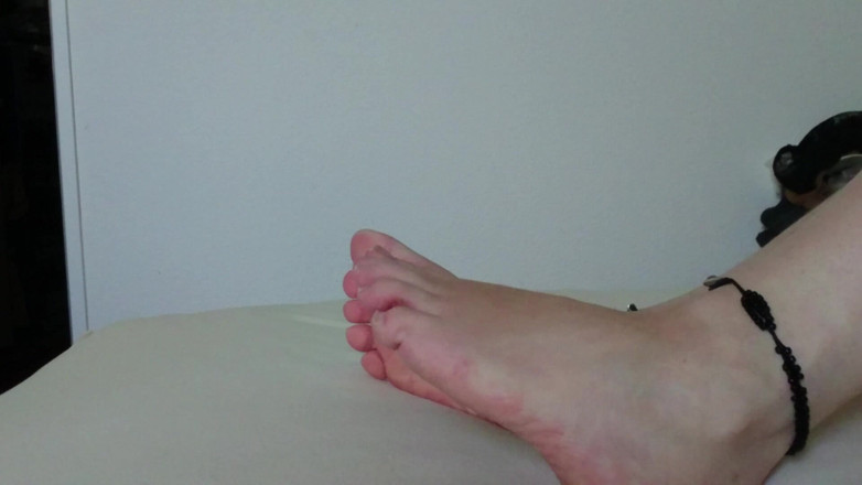 Carmen_Nylonjunge: My Ugly Bare Feet in Bed