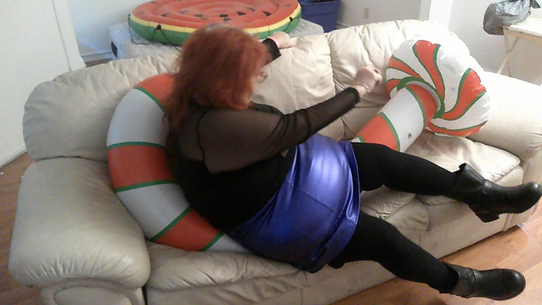 BBW nurse Vicki adventures with friends: 大美女护士vicki试图挤压她的糖果鞭子？