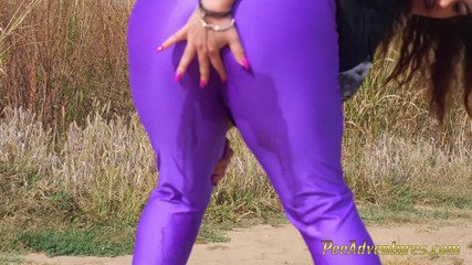 Pee Adventures: Na sweltering den, tlustá žena chčije přes své legíny