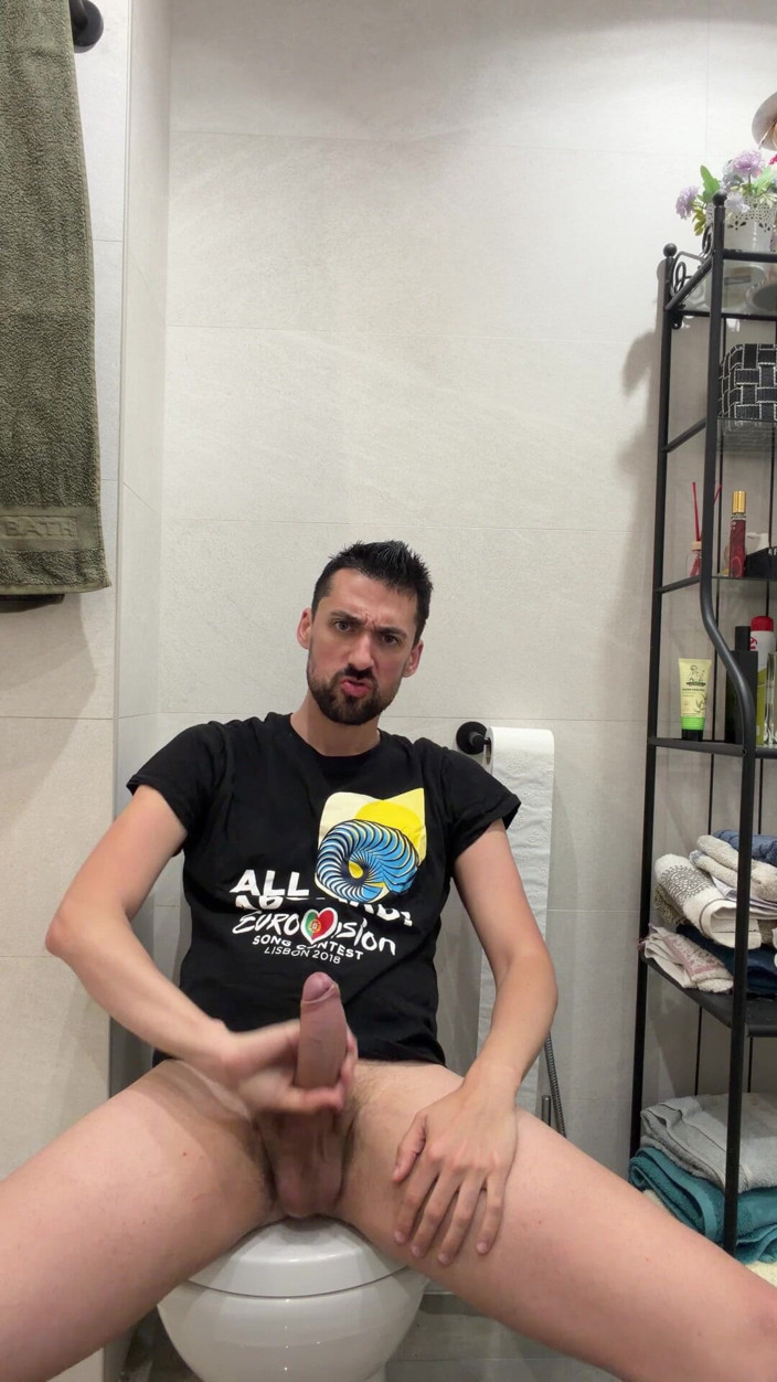 Liam Harding: พ่อเลี้ยงสุดฮอตชักว่าวอย่างบ้าคลั่งในห้องน้ําสาธารณะ