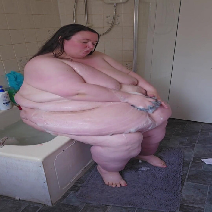 SSBBWLadyBrads: Une déesse SSBBW se baigne du côté du bain