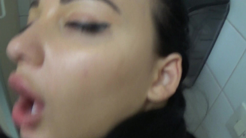 Amateur Homemade Porn: ホテルのトイレで私の角質義理の妹とのセックス