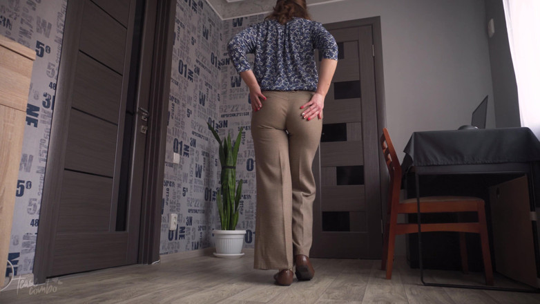 Teasecombo 4K: MILf-sekretärin neckt engen arsch, bis ihre hose spagat ist