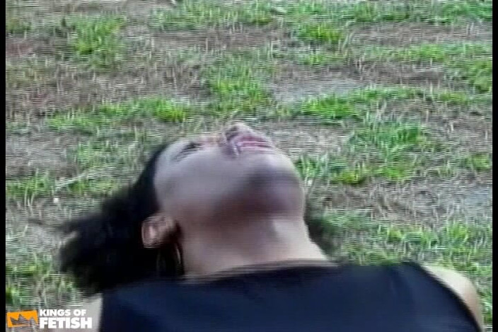 Shemale Idols: Zwarte tranny en een geile man vernietigen hun konten buitenshuis