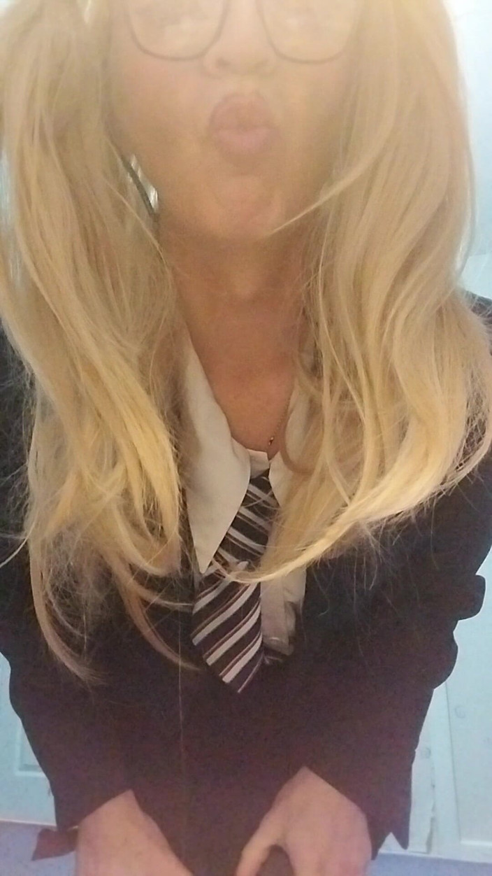 Cindy Belfast: Cindy miluje její uniformu