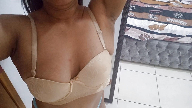 PATY PATY: 鏡の前でエキゾチックな継娘がセクシーなランジェリーでオナニーし、パンティーが美味しそうに濡れます