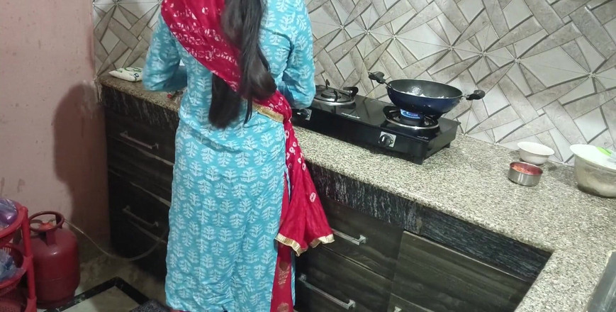 Saarabhabhi6: Хінді, рольова історія сексу - гаряча красива матуся бхабхі, рольова гра, секс з невинним деваром!