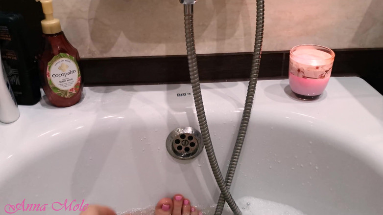 Anna Mole: Saya mandi dan menunjuk-nunjukkan kaki cantik saya.