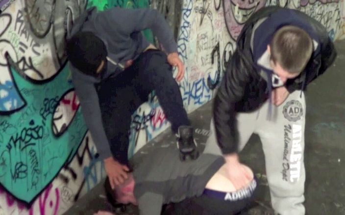 Crunch Boy: Fodida por 2 meninos escamosos no metrô de Paris