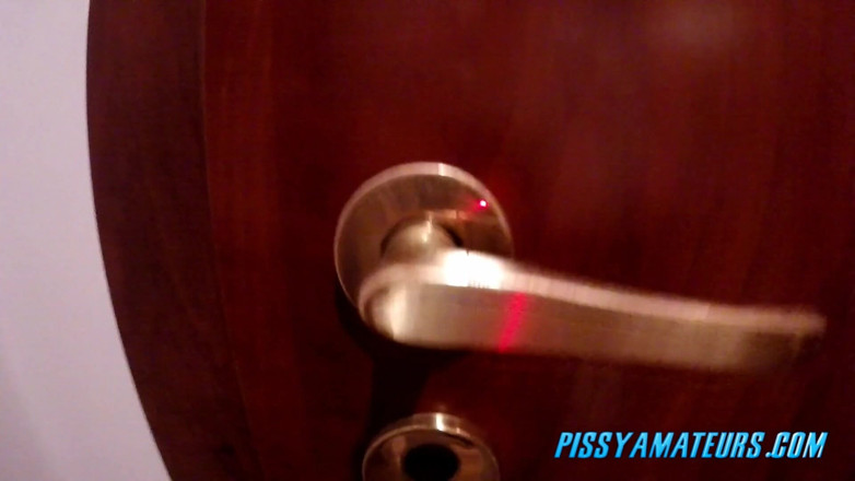 Pissy Amateurs: Fată sexy cu țâțe mari se pișă la duș