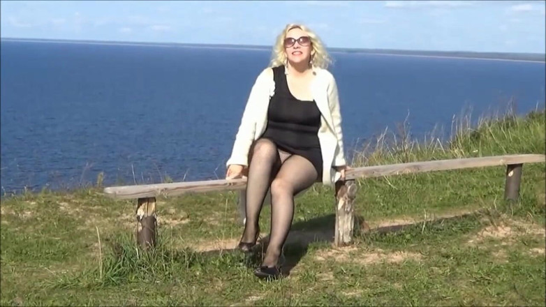 Nylon-Heels: Sexy girl in a mini dress (full version)
