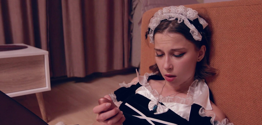 MySchoolLife: Newa Roztomilá služka uklízela domy svých vlastníků a našla velmi...