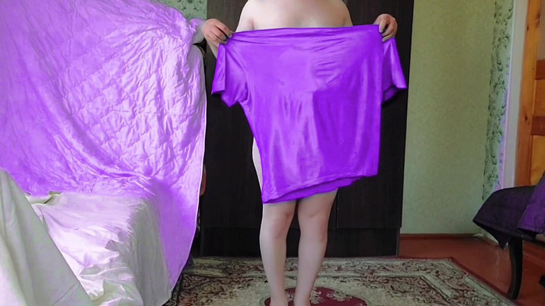 Kitty_Cross: Приголомшлива фембойка демонструє ноги в блискучих колготках