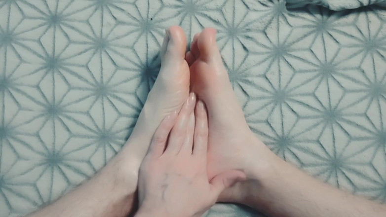 Pasha: Chlap mu jemně masíruje nohy olejem