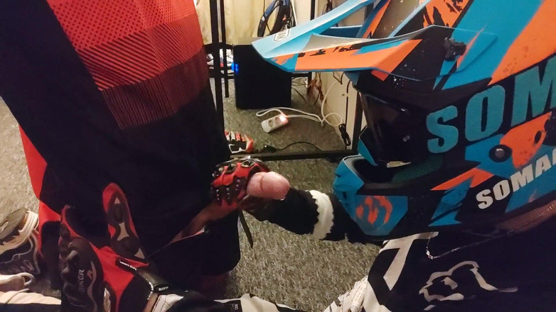 Sneakersmax98: Motocross आदमी अपने साथी को सेक्स के बाद हिलाता है