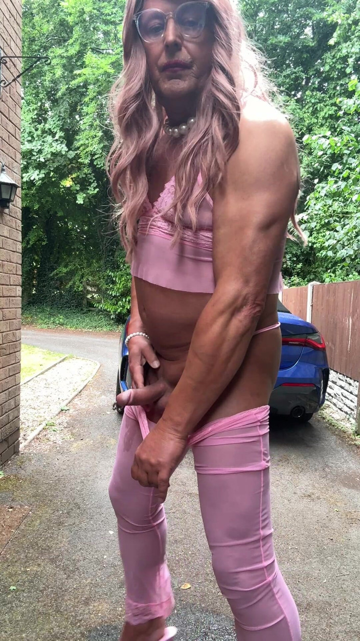 Kellycd2022: 穿着粉色外套和高跟鞋的性感 Crossdresser Kellycd2022