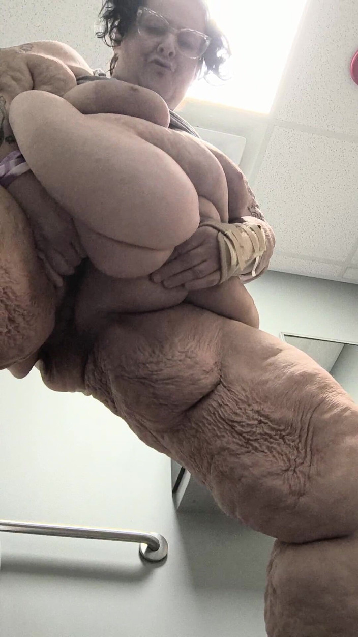 HerculesnVENUS: 站在地板上的淫荡毛茸茸的阴户高潮着陆